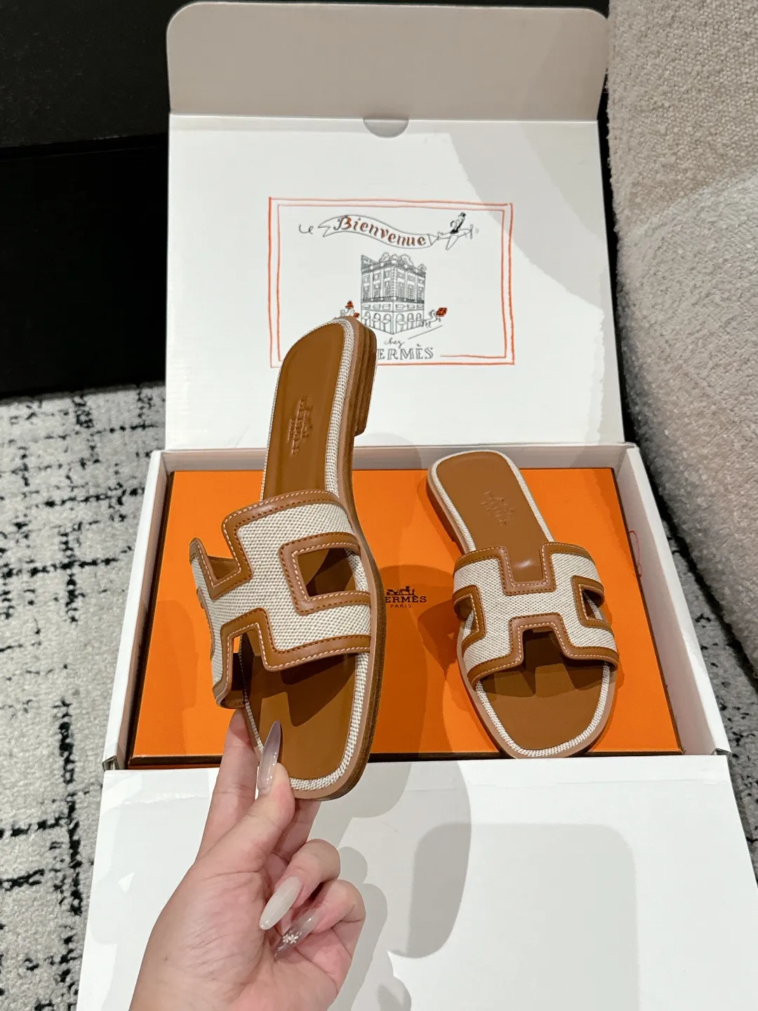 👟👟Ex-factory price 480👟👟 Women's shoes Women's clothing HERMES Oran series H classic slippers Flat slippers 2025 spring and summer latest color matching Family portrait ❤️ Original development Purchasing quality Integrated rhinestones, rivets, palm prints, graffiti, embroidery and other details make the simple H slippers new! Add more matching possibilities! The basic colors and this year’s hot new colors are all with your eyes closed. A must-have item for H fans in summer❤️Every color is beautiful ✔️Upper: cowhide/sheep/hot diamond/denim ✔️Foot: original sheepskin ✔️Sole: Italian A-grade double-layer leather outsole ✔️Size: #35-42 (40.41.42 custom-made, non-refundable)